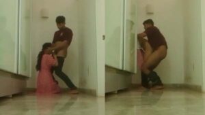Hostel room ke bahar college girl ki chudai